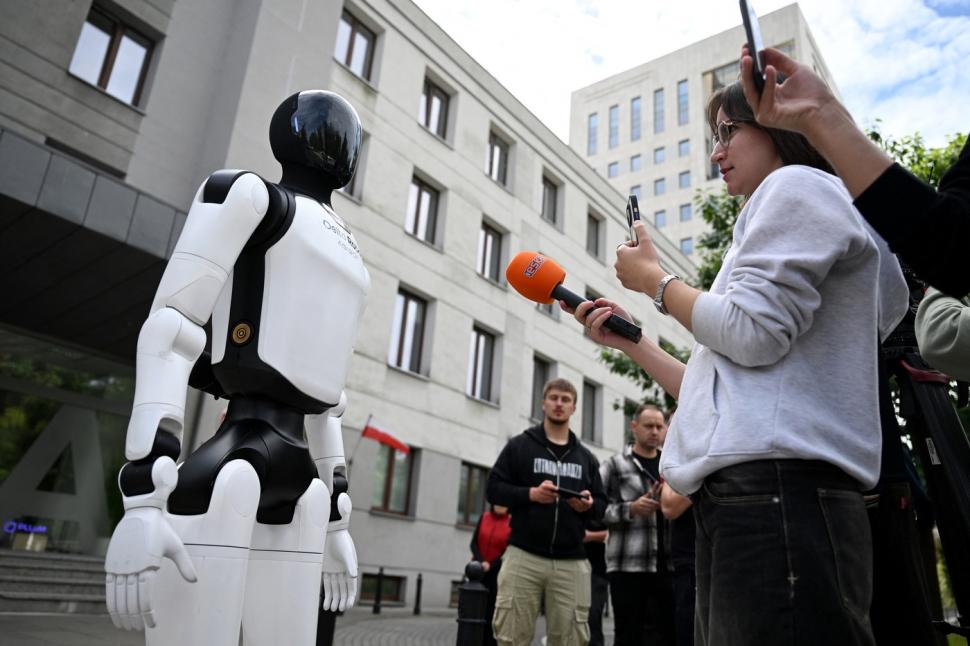 Roboţii au ieşit la protest cu pancarte şi lozinci, în Polonia. "Apărați locurile de muncă de Inteligenţa Artificială" 1099964