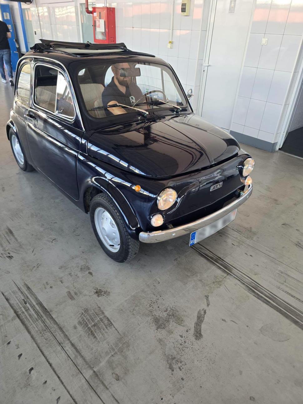 Un Fiat 500 fabricat în 1975 i-a surprins pe inginerii de la RAR Vaslui. "Maşinuţa ne duce cu gândul la străzile înguste din Italia" 1099760