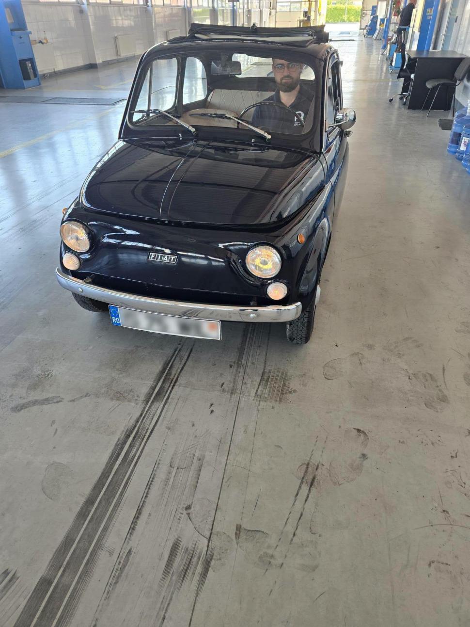 Un Fiat 500 fabricat în 1975 i-a surprins pe inginerii de la RAR Vaslui. "Maşinuţa ne duce cu gândul la străzile înguste din Italia" 1099761