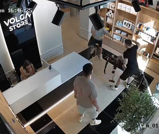 "Am fost avertizați". Imagini virale cu un robot care atacă un client într-un magazin. "Împărţea pumni ca un Van Damme automatizat" 1100041