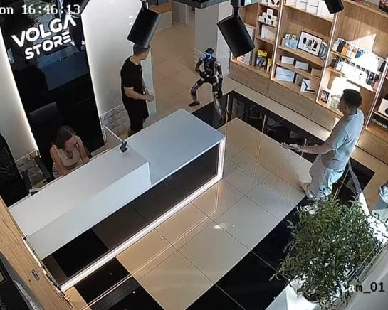"Am fost avertizați". Imagini virale cu un robot care atacă un client într-un magazin. "Împărţea pumni ca un Van Damme automatizat" 1100042