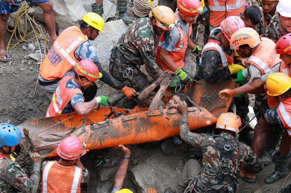 Cum au supraviețuit doi muncitori nouă zile într-un tunel inundat în Nepal, în întuneric total. Reconstituirea unei salvări miraculoase 1100062