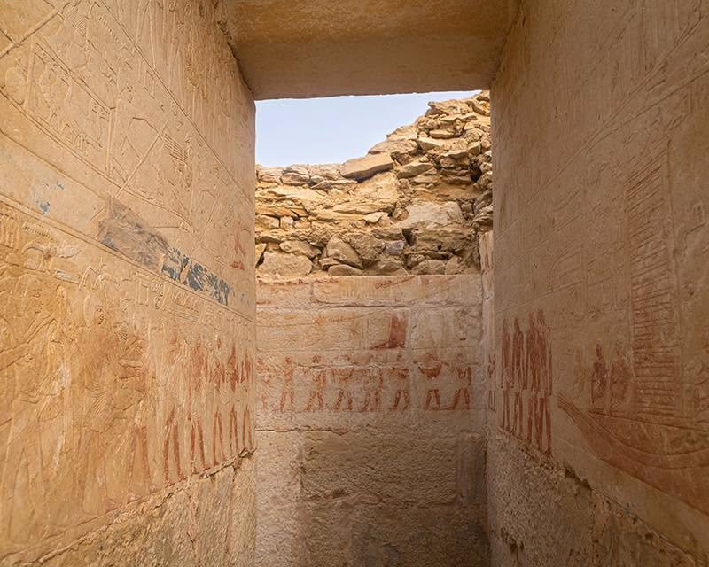 Descoperire arheologică rară din Egiptul Antic: O mastaba veche de 4.400 de ani, care are culorile intacte, a fost găsită în Saqqara 1100218