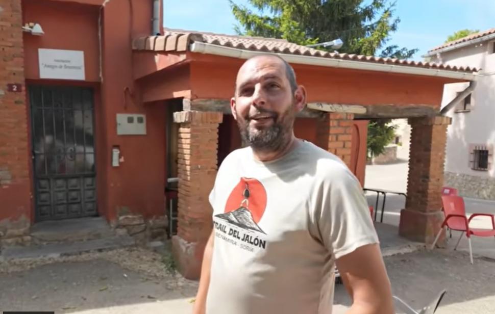 Fernando are 39 de ani și este singurul locuitor dintr-un sat din Spania. Este mulțumit, deși 200 de zile pe an nu vine nimeni aici 1100160