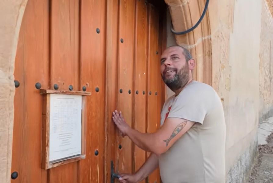 Fernando are 39 de ani și este singurul locuitor dintr-un sat din Spania. Este mulțumit, deși 200 de zile pe an nu vine nimeni aici 1100161