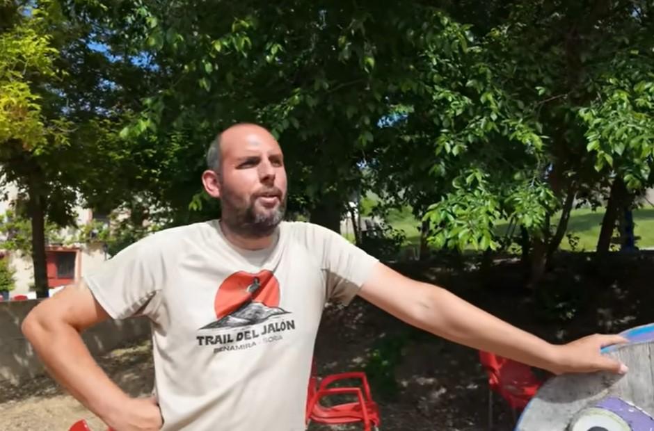 Fernando are 39 de ani și este singurul locuitor dintr-un sat din Spania. Este mulțumit, deși 200 de zile pe an nu vine nimeni aici 1100162