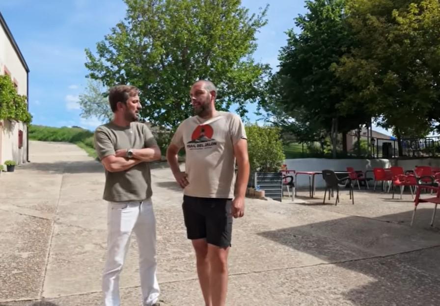 Fernando are 39 de ani și este singurul locuitor dintr-un sat din Spania. Este mulțumit, deși 200 de zile pe an nu vine nimeni aici 1100163