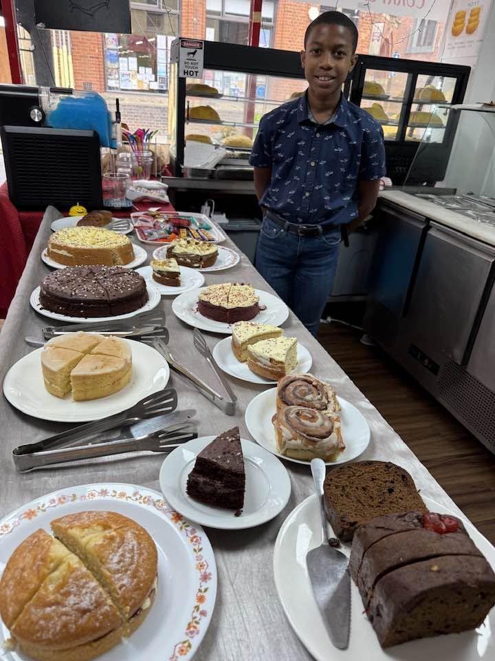 Un băiat din UK a început să vândă plante la 6 ani, la biroul tatălui. La 13 ani, are o afacere care îi plătește școala de 18.000 €/an 1100184