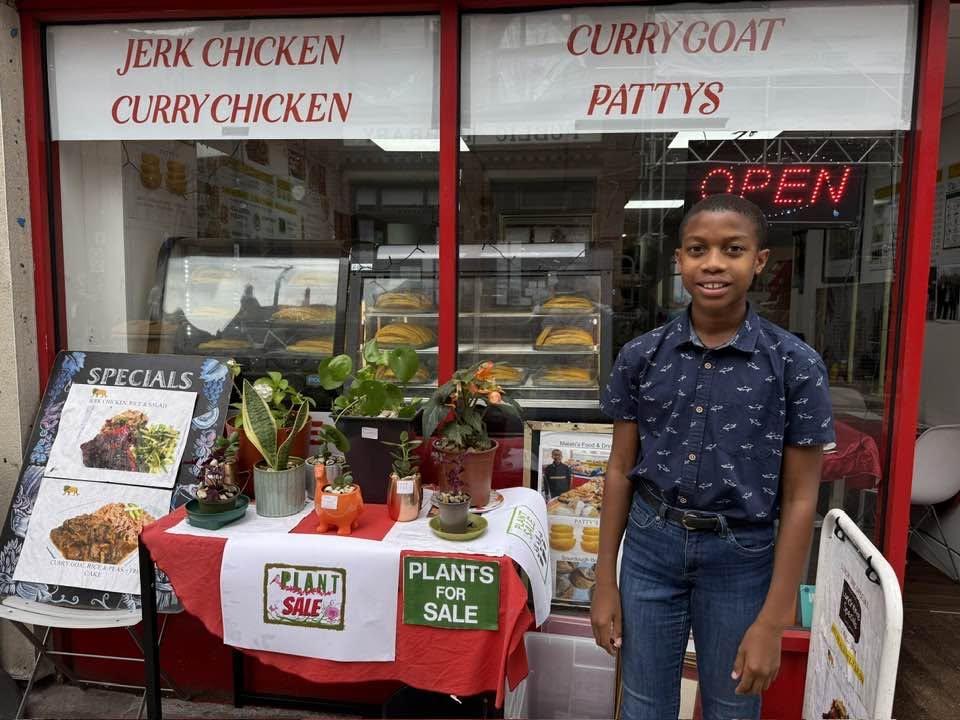 Un băiat din UK a început să vândă plante la 6 ani, la biroul tatălui. La 13 ani, are o afacere care îi plătește școala de 18.000 €/an 1100185