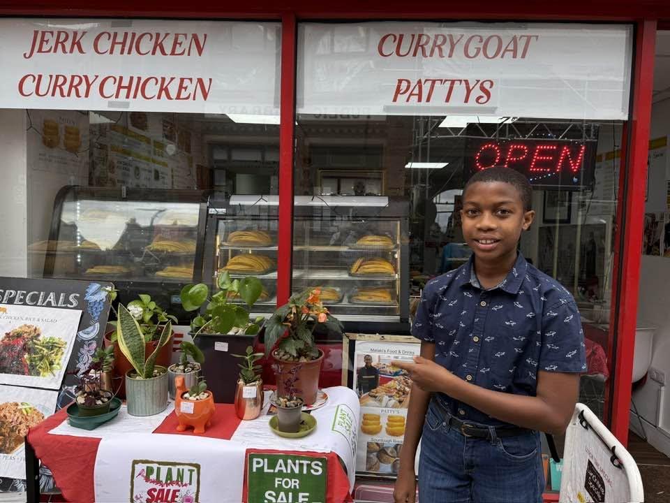 Un băiat din UK a început să vândă plante la 6 ani, la biroul tatălui. La 13 ani, are o afacere care îi plătește școala de 18.000 €/an 1100186