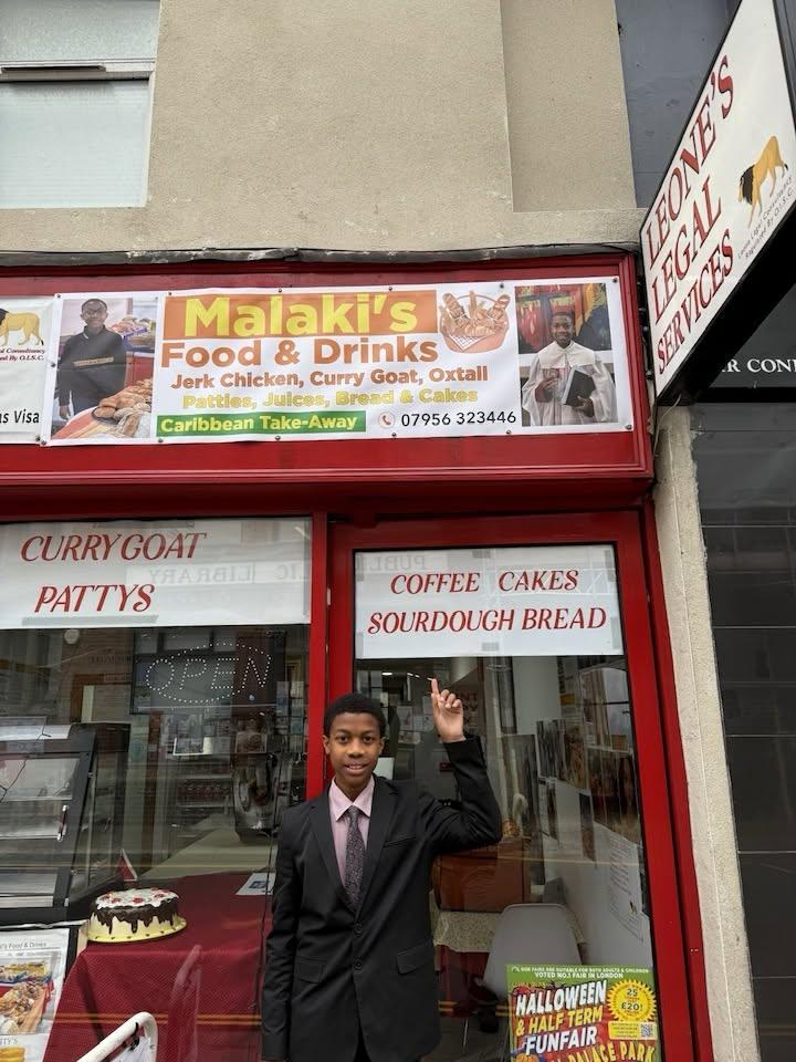 Un băiat din UK a început să vândă plante la 6 ani, la biroul tatălui. La 13 ani, are o afacere care îi plătește școala de 18.000 €/an 1100191