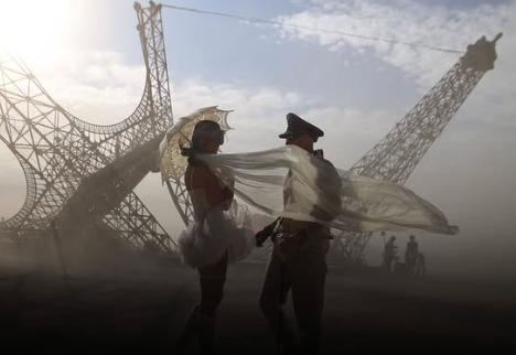 Un francez și-a investit toate economiile pentru a crea o replică uriașă a Turnului Eiffel. Proiectul va fi scos acum la licitație 1100281