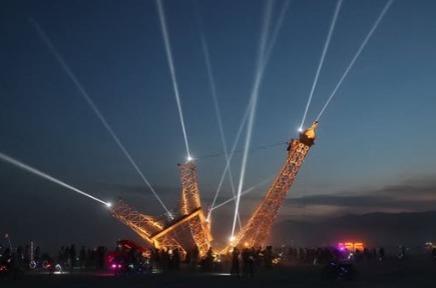 Un francez și-a investit toate economiile pentru a crea o replică uriașă a Turnului Eiffel. Proiectul va fi scos acum la licitație 1100282