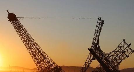 Un francez și-a investit toate economiile pentru a crea o replică uriașă a Turnului Eiffel. Proiectul va fi scos acum la licitație 1100283