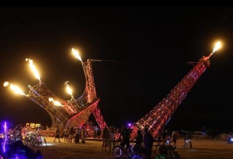 Un francez și-a investit toate economiile pentru a crea o replică uriașă a Turnului Eiffel. Proiectul va fi scos acum la licitație 1100285