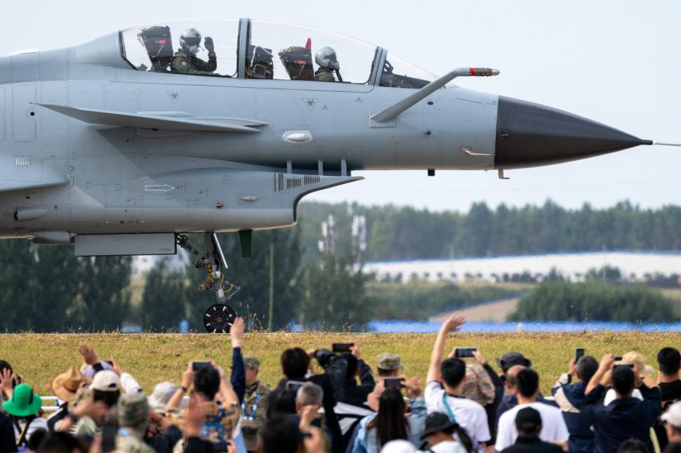 China prezintă avioanele și elicopterele de ultimă generație la o expoziție de amploare în țara cu cea mai puternică armată din Africa 1099900