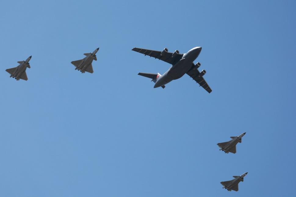 China prezintă avioanele și elicopterele de ultimă generație la o expoziție de amploare în țara cu cea mai puternică armată din Africa 1099902