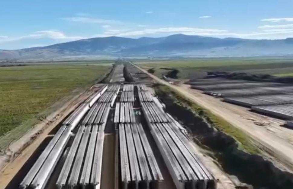 Imagini de pe primul şantier al Autostrăzii A8, care va lega Transilvania de Moldova şi va trece şi Prutul. "A8 avansează zi de zi" 1100361