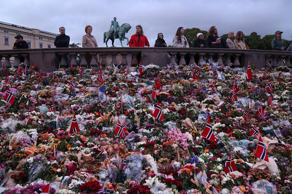 Norvegienii își iau rămas bun de la regele Harald, "bunicul" națiunii. Securitate sporită la funeralii. Cine participă la ceremonii 1100317