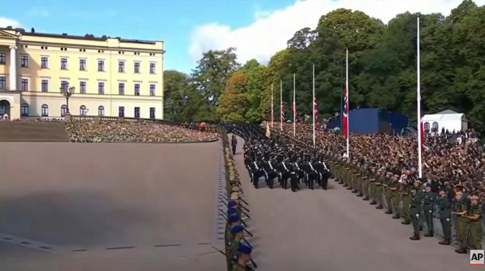 VIDEO Norvegienii își iau rămas bun de la regele Harald, "bunicul" națiunii. Securitate sporită la Oslo. Cine participă la ceremonii 1100411