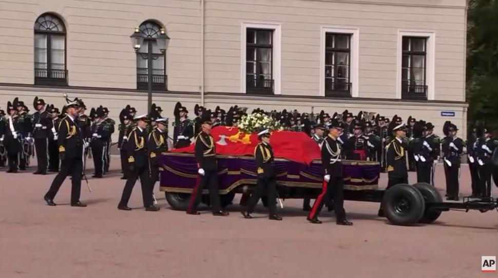 VIDEO Norvegienii își iau rămas bun de la regele Harald, "bunicul" națiunii. Securitate sporită la Oslo. Cine participă la ceremonii 1100416