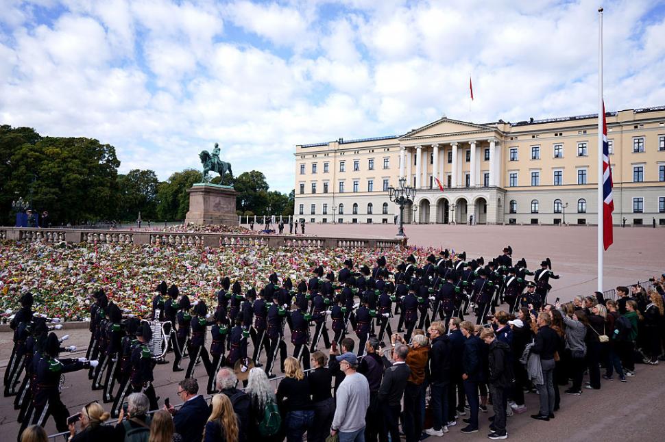 VIDEO Norvegienii își iau rămas bun de la regele Harald, "bunicul" națiunii. Securitate sporită la Oslo. Cine participă la ceremonii 1100417