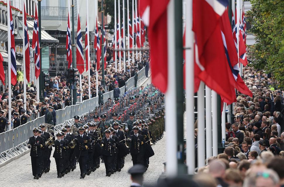 VIDEO Norvegienii își iau rămas bun de la regele Harald, "bunicul" națiunii. Securitate sporită la Oslo. Cine participă la ceremonii 1100419