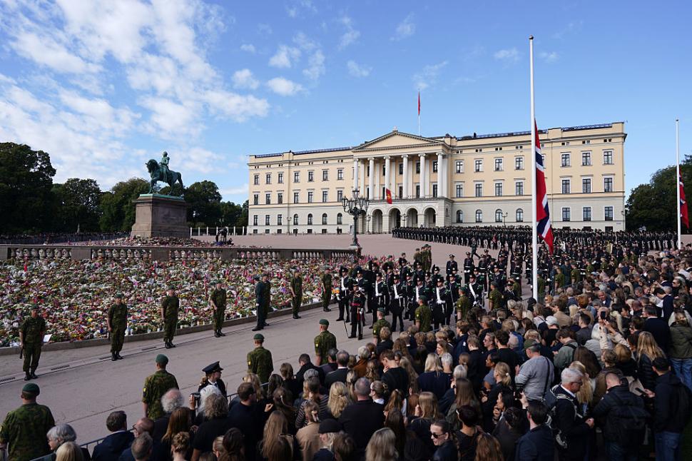 VIDEO Norvegienii își iau rămas bun de la regele Harald, "bunicul" națiunii. Securitate sporită la Oslo. Cine participă la ceremonii 1100420