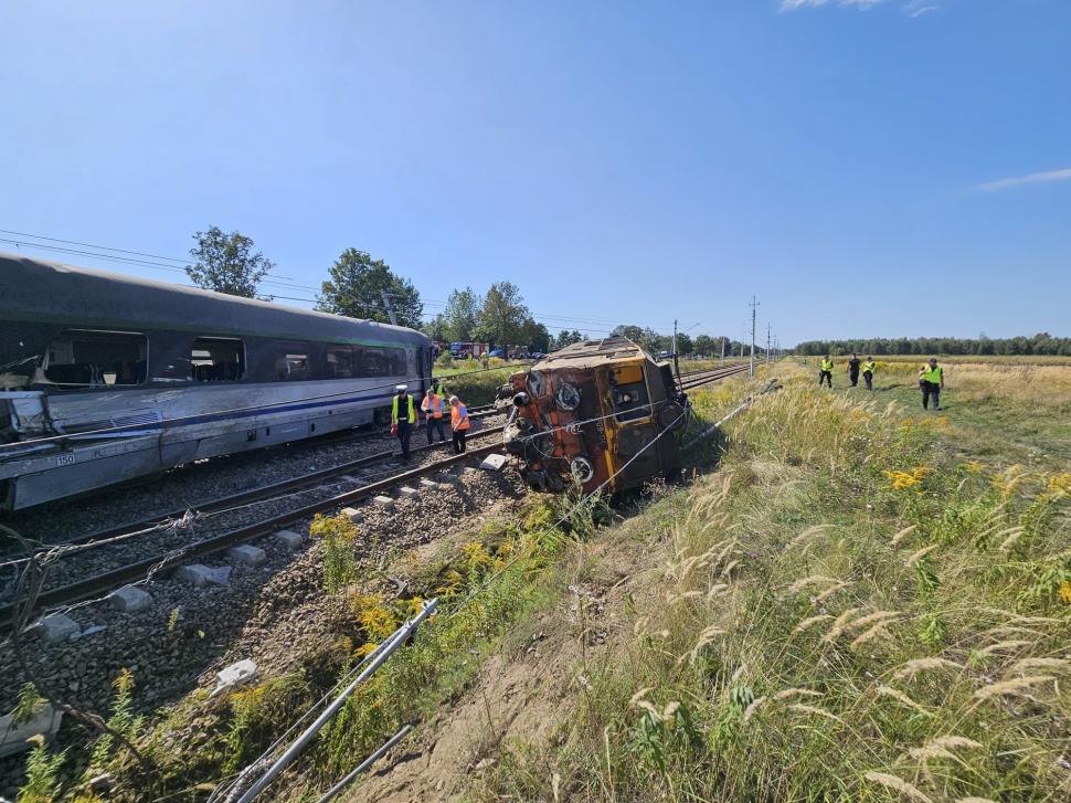 Un tren cu 120 de persoane a deraiat în Polonia, după ce a lovit un camion. Un pasager a murit. Alte persoane sunt rănite 1100515