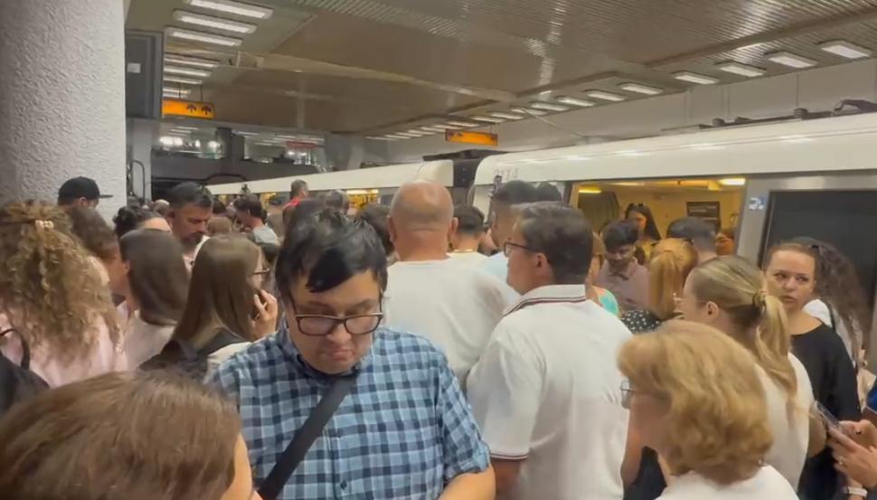 Haos la metrou. Circulația a fost dată peste cap după ce o femeie ar fi încercat să se sinucidă în stația Ștefan cel Mare 1100647
