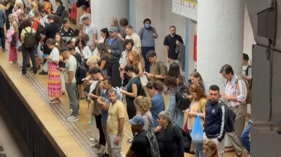 Haos la metrou. Circulația a fost dată peste cap după ce o femeie ar fi încercat să se sinucidă în stația Ștefan cel Mare 1100649