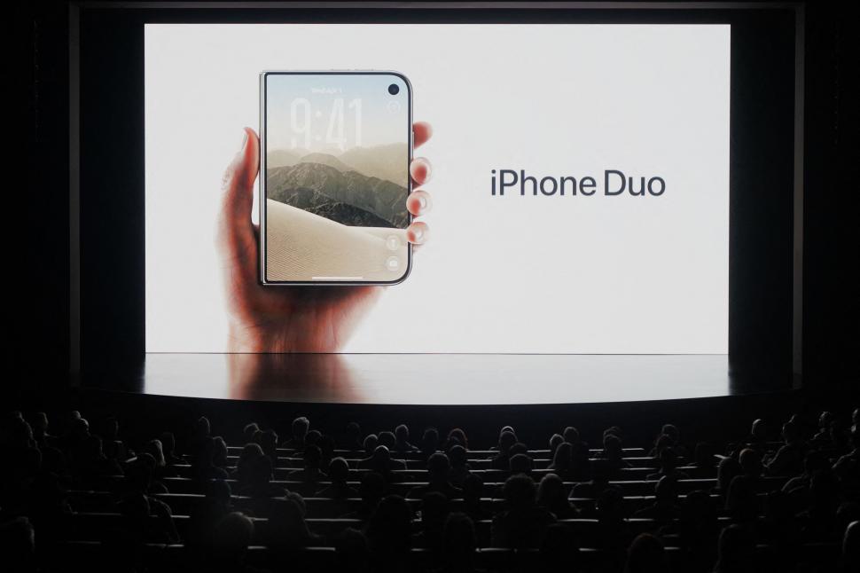 Primul telefon pliabil lansat de Apple este și cel mai subțire smartphone din istoria companiei: Primele imagini cu iPhone Duo 1100667