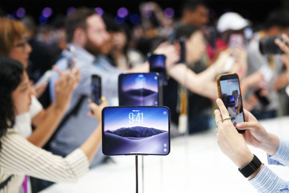 Primul telefon pliabil lansat de Apple este și cel mai subțire smartphone din istoria companiei: Primele imagini cu iPhone Duo 1100668