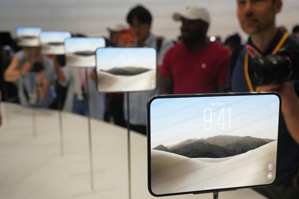 Primul telefon pliabil lansat de Apple este și cel mai subțire smartphone din istoria companiei: Primele imagini cu iPhone Duo 1100669