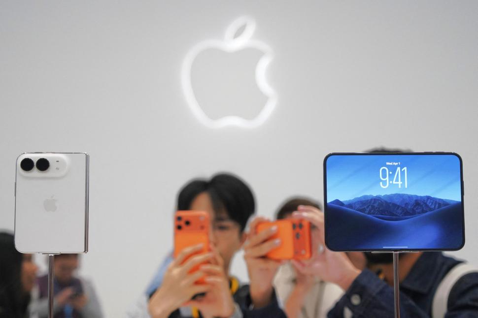 Primul telefon pliabil lansat de Apple este și cel mai subțire smartphone din istoria companiei: Primele imagini cu iPhone Duo 1100670
