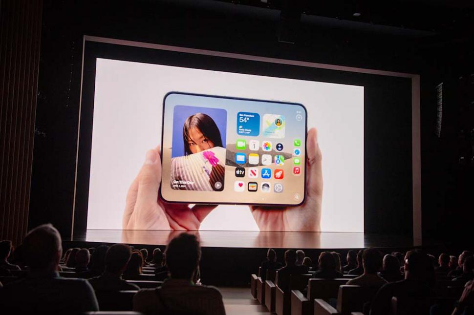 Primul telefon pliabil lansat de Apple este și cel mai subțire smartphone din istoria companiei: Primele imagini cu iPhone Duo 1100671
