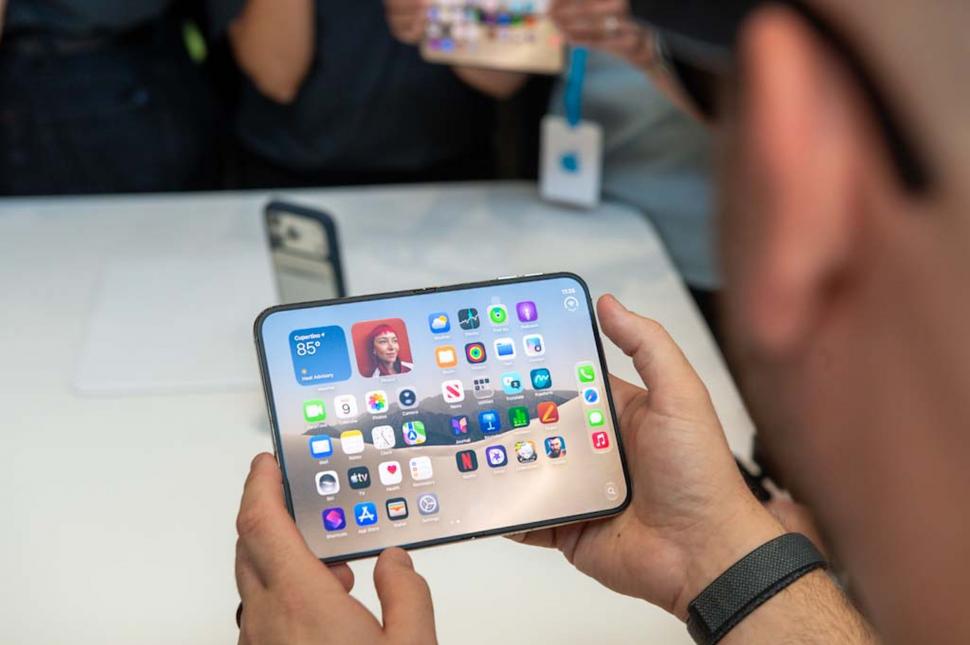 Primul telefon pliabil lansat de Apple este și cel mai subțire smartphone din istoria companiei: Primele imagini cu iPhone Duo 1100672