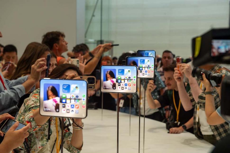 Primul telefon pliabil lansat de Apple este și cel mai subțire smartphone din istoria companiei: Primele imagini cu iPhone Duo 1100673