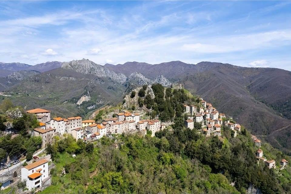 Satul „vertical” din Toscana în care mai trăiesc doar 30 de oameni.  Cum a fost salvat Lucchio în 1437 de două femei 1100898