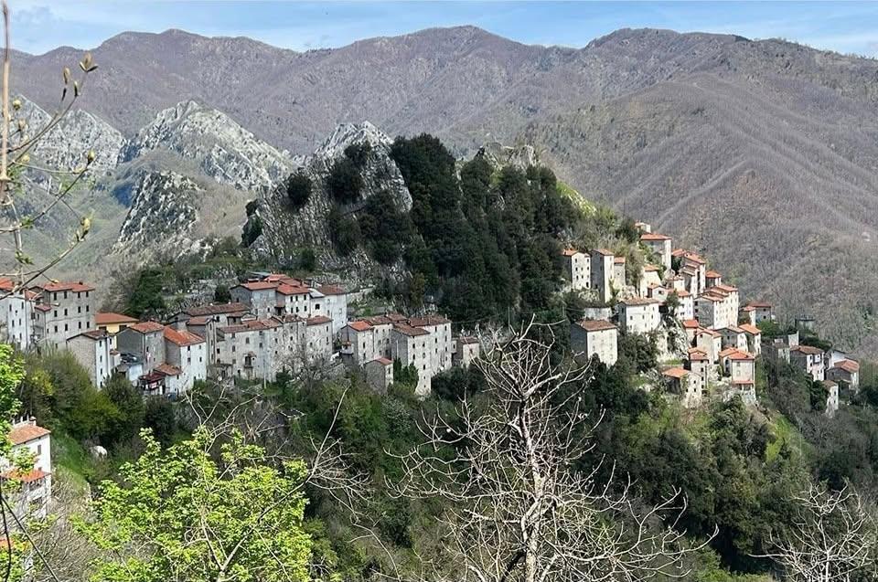 Satul „vertical” din Toscana în care mai trăiesc doar 30 de oameni.  Cum a fost salvat Lucchio în 1437 de două femei 1100899