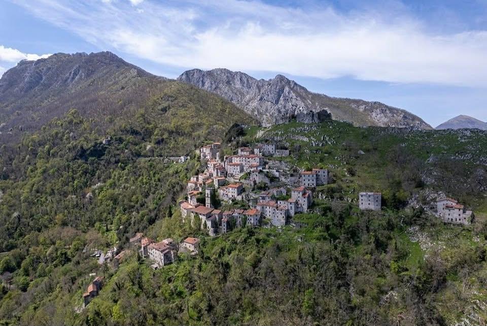 Satul „vertical” din Toscana în care mai trăiesc doar 30 de oameni.  Cum a fost salvat Lucchio în 1437 de două femei 1100900