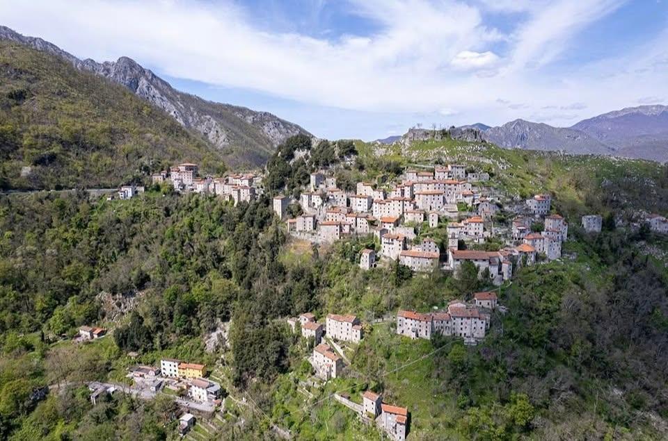 Satul „vertical” din Toscana în care mai trăiesc doar 30 de oameni.  Cum a fost salvat Lucchio în 1437 de două femei 1100901