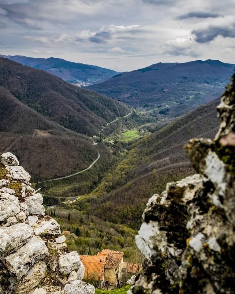 Satul „vertical” din Toscana în care mai trăiesc doar 30 de oameni.  Cum a fost salvat Lucchio în 1437 de două femei 1100903