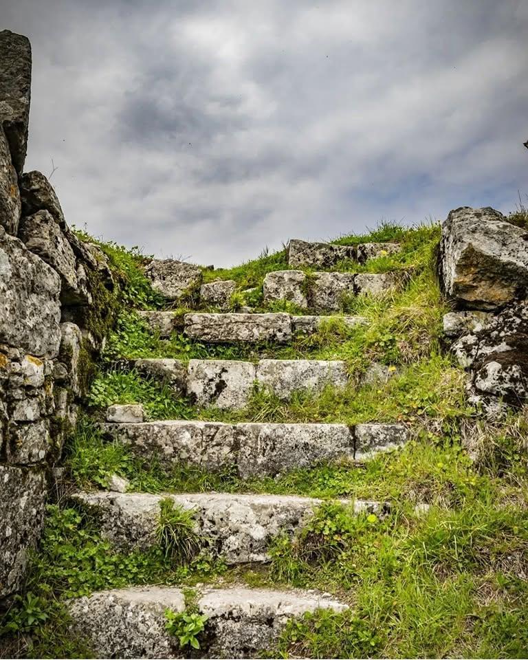 Satul „vertical” din Toscana în care mai trăiesc doar 30 de oameni.  Cum a fost salvat Lucchio în 1437 de două femei 1100906