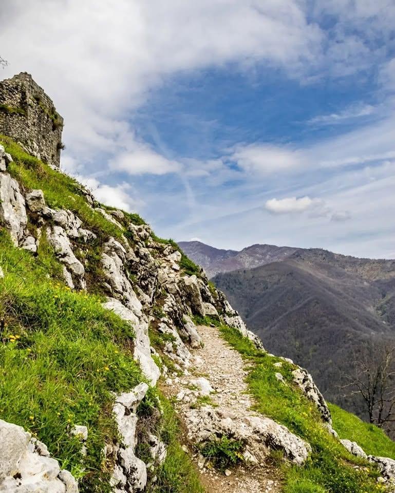 Satul „vertical” din Toscana în care mai trăiesc doar 30 de oameni.  Cum a fost salvat Lucchio în 1437 de două femei 1100908
