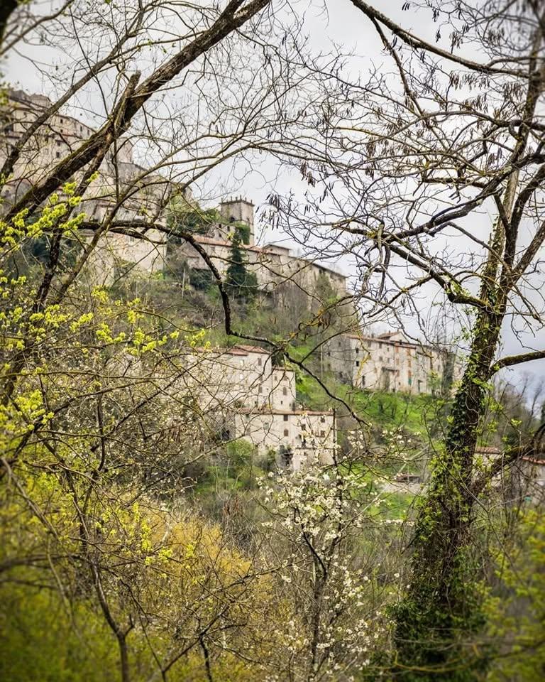 Satul „vertical” din Toscana în care mai trăiesc doar 30 de oameni.  Cum a fost salvat Lucchio în 1437 de două femei 1100911