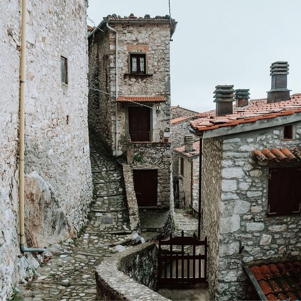 Satul „vertical” din Toscana în care mai trăiesc doar 30 de oameni.  Cum a fost salvat Lucchio în 1437 de două femei 1100912