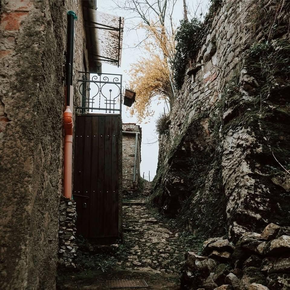 Satul „vertical” din Toscana în care mai trăiesc doar 30 de oameni.  Cum a fost salvat Lucchio în 1437 de două femei 1100913