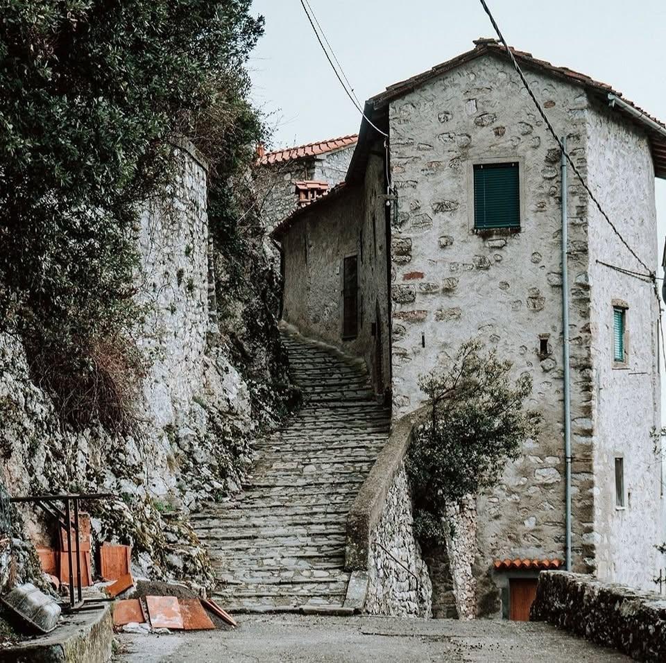 Satul „vertical” din Toscana în care mai trăiesc doar 30 de oameni.  Cum a fost salvat Lucchio în 1437 de două femei 1100914
