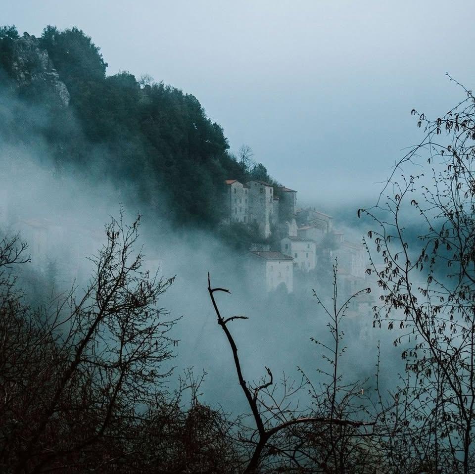 Satul „vertical” din Toscana în care mai trăiesc doar 30 de oameni.  Cum a fost salvat Lucchio în 1437 de două femei 1100915
